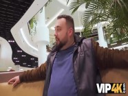 VIP4K. Hunter si scopa una splendida rossa nel bagno pubblico | PORR.XXX