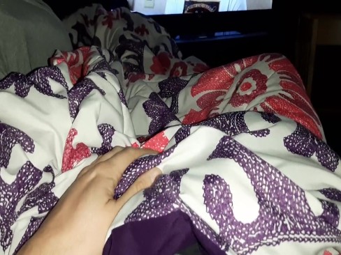 Step mom gives Step son a handjob during movie night, secretly with family around! | Freesex.se