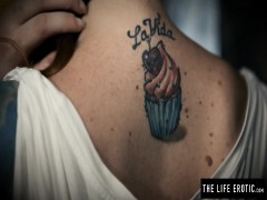 Maturbating while getting a real tattoo | PORR.XXX