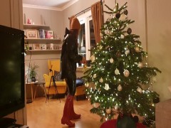 Decorating Christmas tree in rainwear, latex leggings and rubber boots | Porno.nu