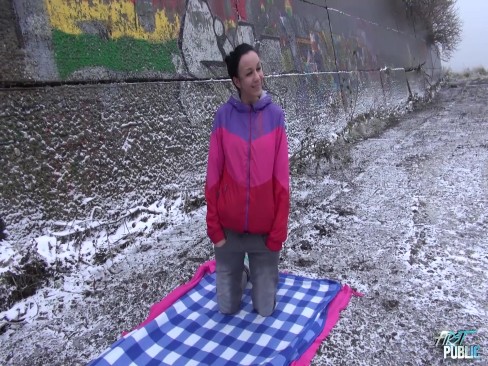 Naive brunette fuck stranger when freezing outdoor | YouPorr.com