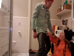 Sucking and wanking big dick in the bathroom in oily rainwear and rubber boots | Porno.nu