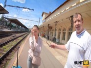 HUNT4K Sex mit dem Jäger hilft der Brünetten und ihrem Freund, Geld für das Ticket zu verdienen | PORR.XXX