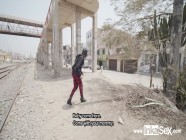 Petite modelo venezolana es abordada por peruano cerca a la línea del tren | PORR.XXX