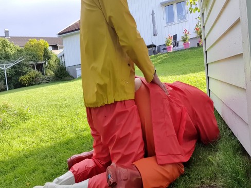 Fucking horny milf from behind in rainwear and rubber boots in the garden | Porrfilmer.com